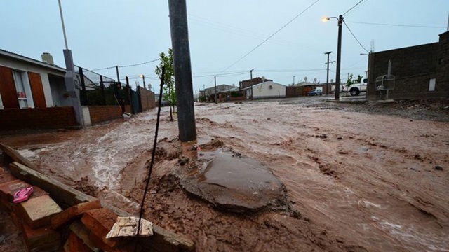 Más de 1500 evacuados y 1 muerto por la inundaciones de Neuquén